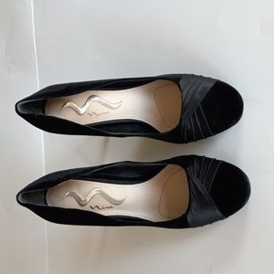 Nina Black Heels. Size 9.